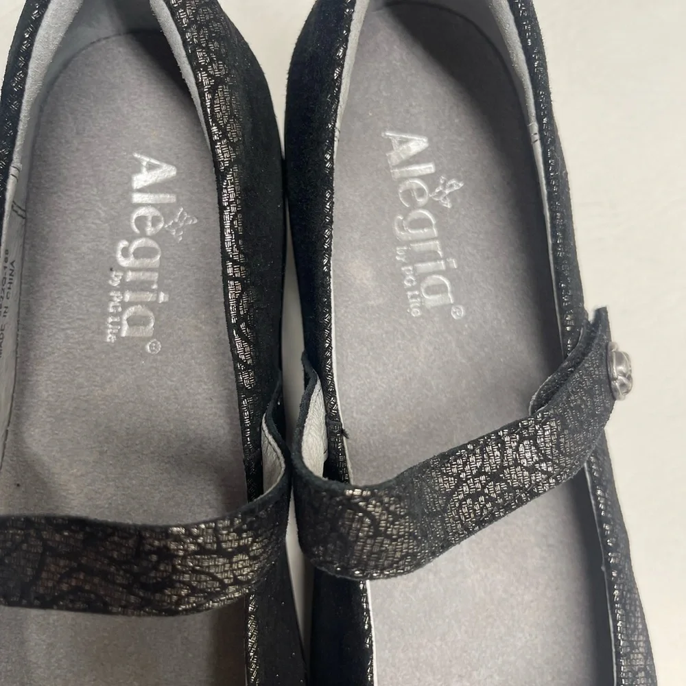 Alegría by PG lite flair pewter florette Mary Jane shoes size9.5 metallic flower